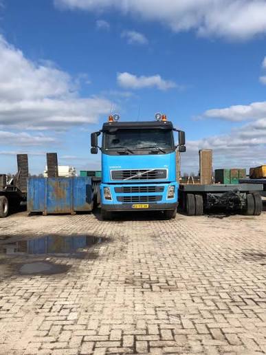 Blauwe vrachtwagen van Vissers op het bedrijfsterrein